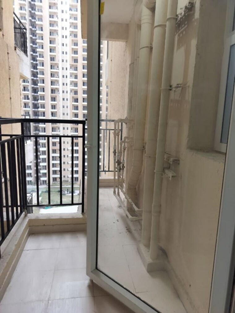 Balcony, galaxy-north-avenue-ll 3.5 Bedroom 1500 Sq.Ft. Apartment In Gaur City 2 Greater Noida 10728679
