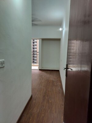 Room in 3.5 BHK Apartment at Galaxy North Avenue ll, Gaur City 2 – for Rent