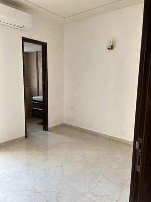 Room in 2.5 BHK Apartment at Smart World Orchard, Sector 61 – for Rent
