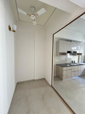 Room in 2.5 BHK Apartment at Smart World Orchard, Sector 61 – for Rent