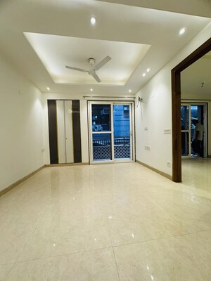 Room in 4 BHK Apartment at Chattarpur – for Rent