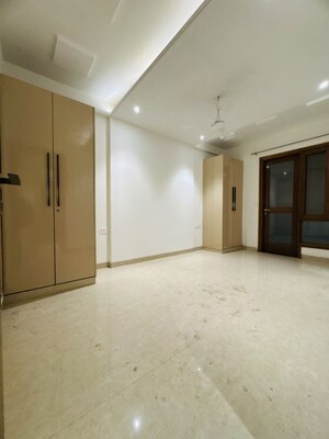 Room in 4 BHK Apartment at Chattarpur – for Rent