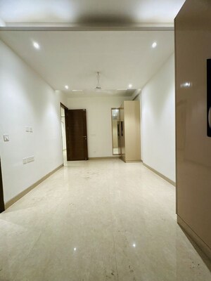 Room in 4 BHK Apartment at Chattarpur – for Rent