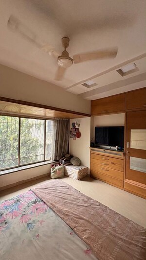 Bedroom in 2.5 BHK Apartment at Bellwether Cascade, Matunga East – for Rent