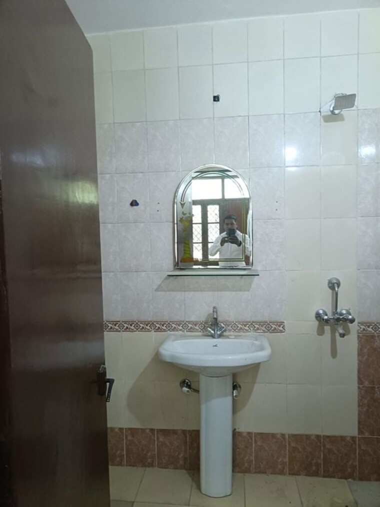 Bathroom, unitech-uniworld-gardens-2 2 Bedroom 973 Sq.Ft. Apartment In Sector 47 Gurgaon 10728723