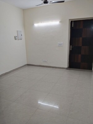 Room in 2 BHK Apartment at Unitech Uniworld Gardens, Sector 47 – for Rent
