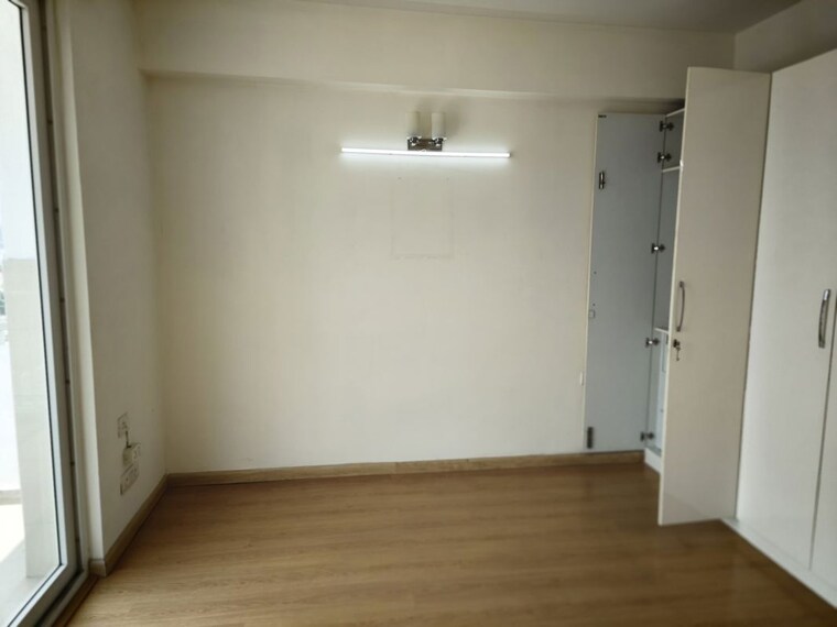 Room, emaar-the-palm-drive-palm-studios 2 Bedroom 1200 Sq.Ft. Apartment In Sector 66 Gurgaon 10728817