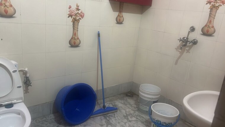 Bathroom, shakti colony 3 Bedroom 1700 Sq.Ft. Villa In Shakti Colony Dehradun 10728812