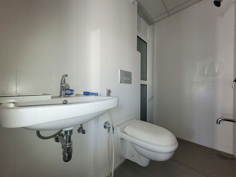 Bathroom, godrej-emerald 1.5 Bedroom 650 Sq.Ft. Apartment In Ghodbunder Road Thane 10728848