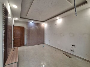 Room in 3 BHK Builder Floor at Sector 21 – for Rent