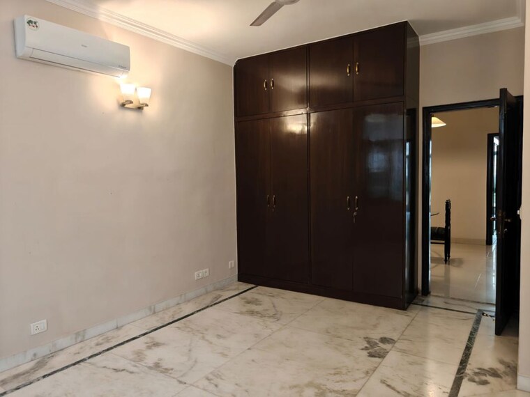 Room, defence colony 3 Bedroom 217 Sq.Yd. Builder Floor In Defence Colony Delhi 10728906