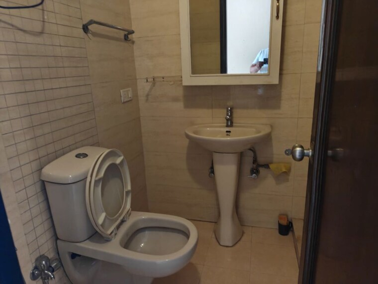 Bathroom, defence colony 3 Bedroom 217 Sq.Yd. Builder Floor In Defence Colony Delhi 10728906