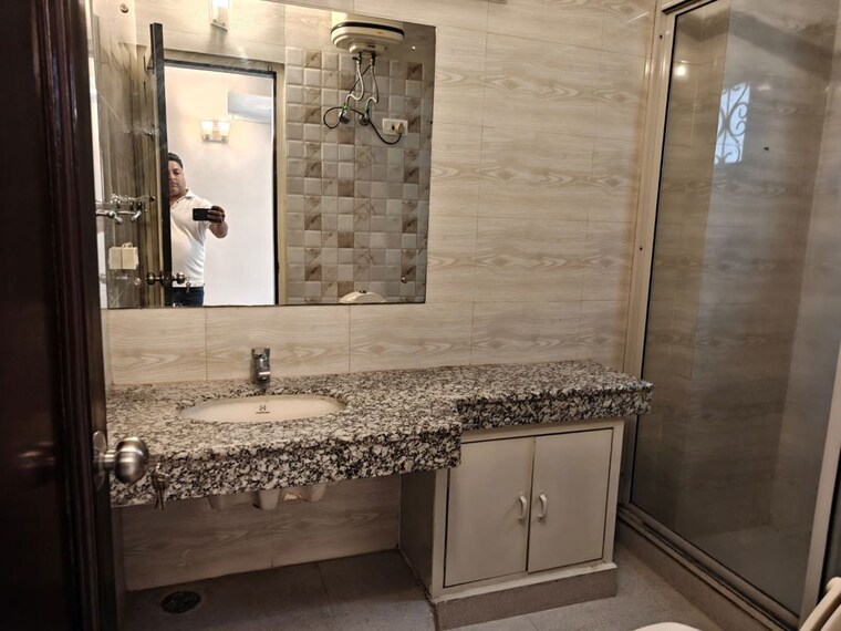 Bathroom, defence colony 3 Bedroom 217 Sq.Yd. Builder Floor In Defence Colony Delhi 10728906