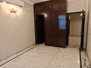 Room in 3 BHK Builder Floor at Defence Colony – for Rent
