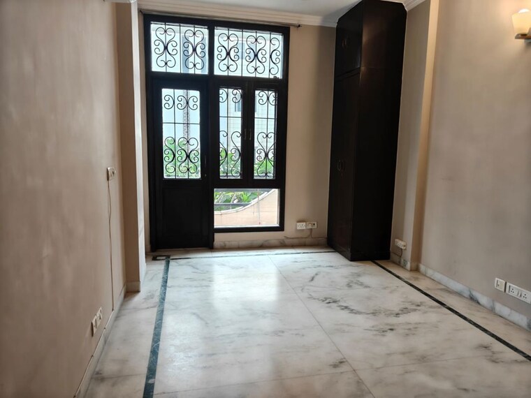Room, defence colony 3 Bedroom 217 Sq.Yd. Builder Floor In Defence Colony Delhi 10728906