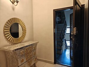 Furnished Amenities in 3 BHK Builder Floor at Defence Colony – for Rent