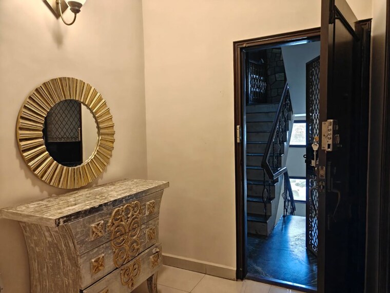 undefined, defence colony 3 Bedroom 217 Sq.Yd. Builder Floor In Defence Colony Delhi 10728906