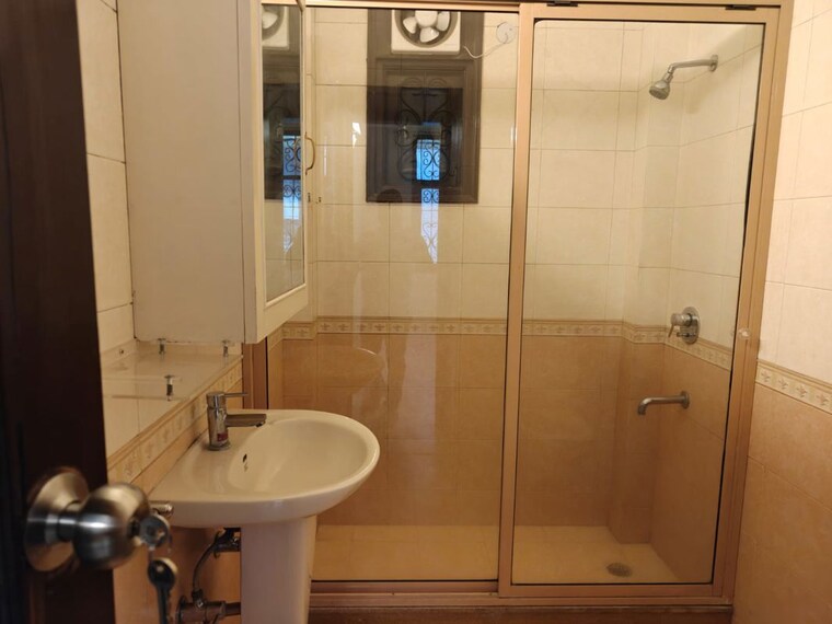 Bathroom, defence colony 3 Bedroom 217 Sq.Yd. Builder Floor In Defence Colony Delhi 10728906