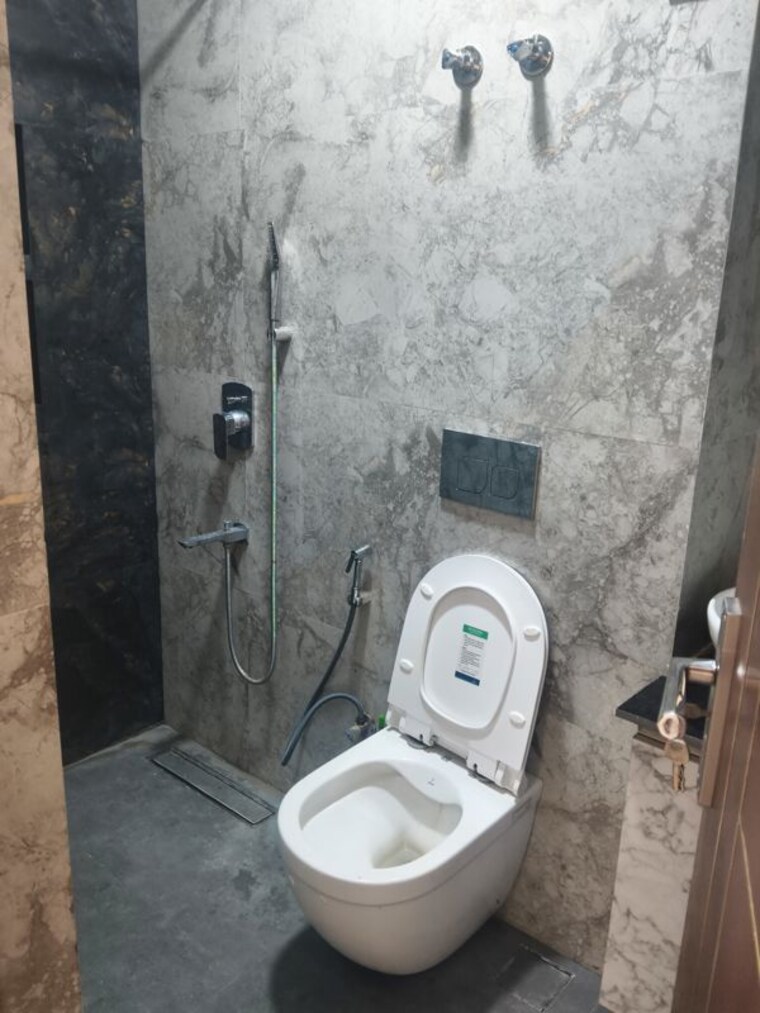 Bathroom, paras-tierea 3 Bedroom 1565 Sq.Ft. Apartment In Sector 137 Noida 10728948