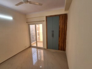 Room in 2 BHK Apartment at AIG Park Avenue, Sector 4 Greater Noida – for Rent