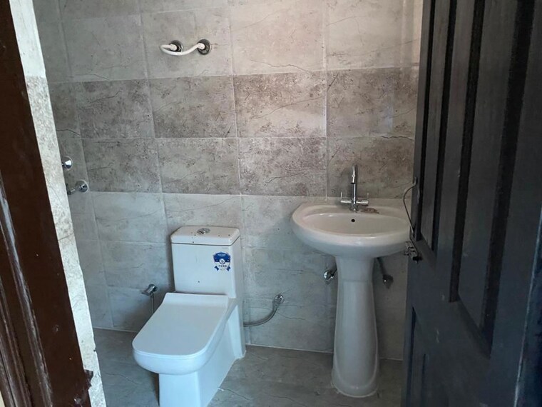 Bathroom, bluemoon-central 2.5 Bedroom 1210 Sq.Ft. Apartment In Raj Nagar Extension Ghaziabad 10729040