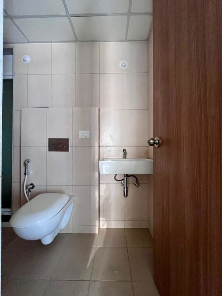 Bathroom, godrej-emerald 2 Bedroom 1000 Sq.Ft. Apartment In Ghodbunder Road Thane 10729070
