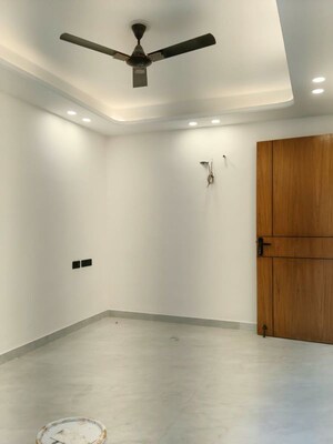 Room in 4 BHK Apartment at Freedom Fighters Enclave – for Rent