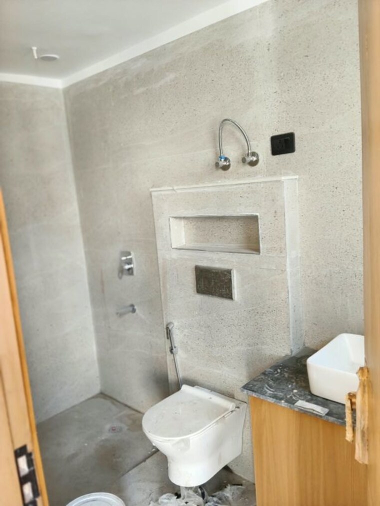 Bathroom, freedom fighters enclave 4 Bedroom 2000 Sq.Ft. Apartment In Freedom Fighters Enclave Delhi 10729111
