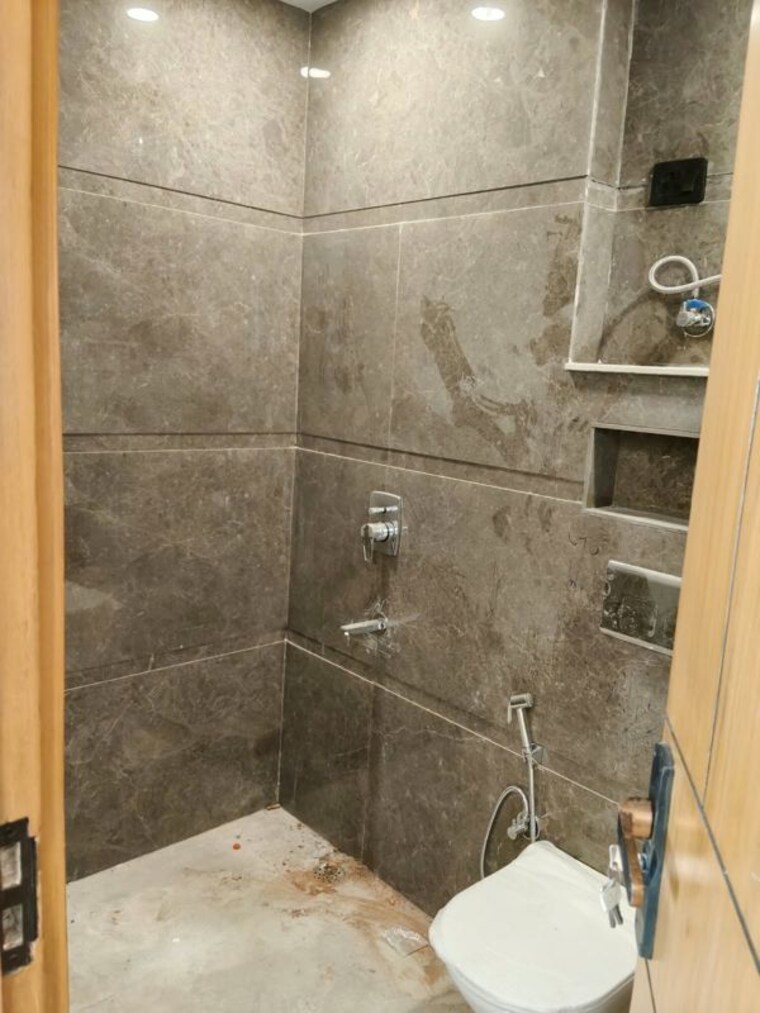 Bathroom, freedom fighters enclave 4 Bedroom 2000 Sq.Ft. Apartment In Freedom Fighters Enclave Delhi 10729111