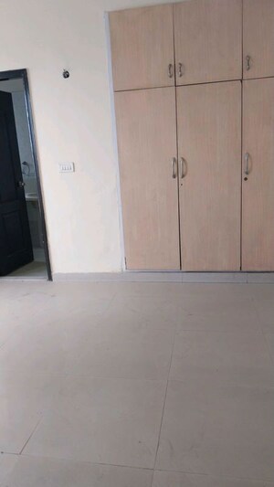 Room in 3 BHK Builder Floor at Sector 21 – for Rent