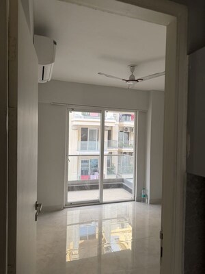 Room in 3 BHK Apartment at Signature Global City, Sector 37d – for Rent