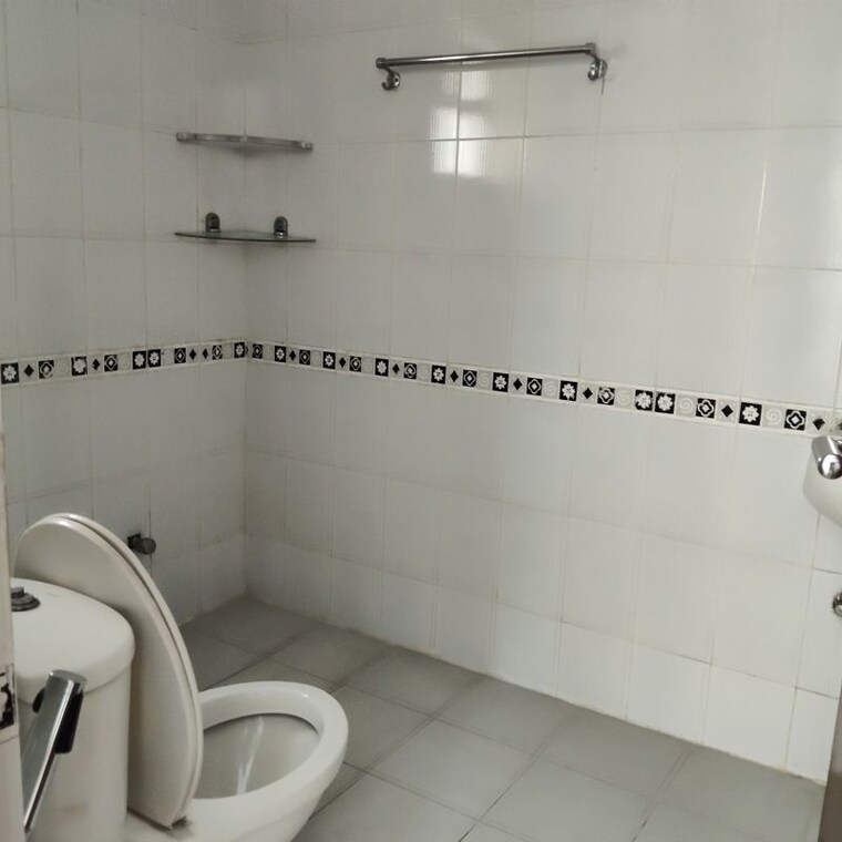 Bathroom, ardee-city-palm-grove-heights 3.5 Bedroom 2585 Sq.Ft. Apartment In Sector 52 Gurgaon 10729254