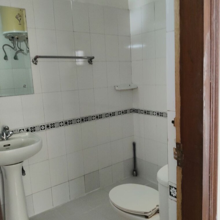 Bathroom, ardee-city-palm-grove-heights 3.5 Bedroom 2035 Sq.Ft. Apartment In Sector 52 Gurgaon 10729268