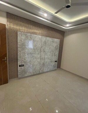 Room in 4 BHK Apartment at Ansal API Versalia, Sector 67a – for Rent