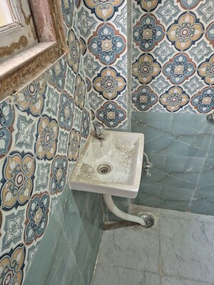 Bathroom in 2.5 BHK Builder Floor at Mayur Vihar – for Rent