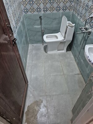 Bathroom in 2.5 BHK Builder Floor at Mayur Vihar – for Rent