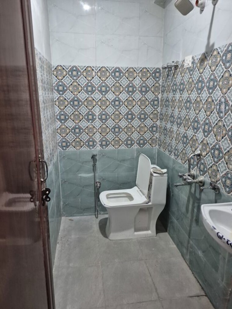 Bathroom, mayur vihar 2.5 Bedroom 600 Sq.Ft. Builder Floor In Mayur Vihar Delhi 10729305