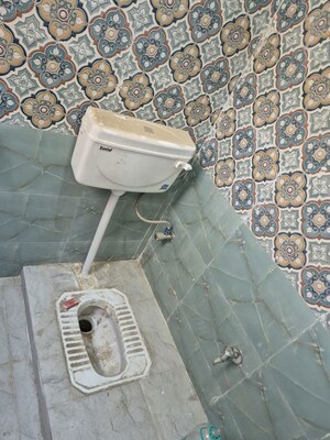 Bathroom in 2.5 BHK Builder Floor at Mayur Vihar – for Rent