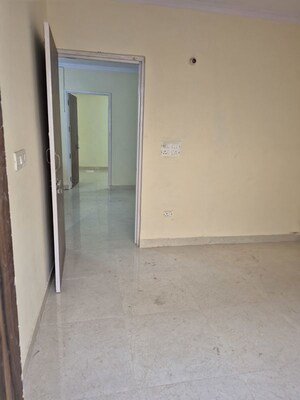 Furnished Amenities in 2.5 BHK Builder Floor at Mayur Vihar – for Rent