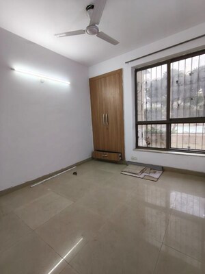 Room in 3 BHK Apartment at Unitech Uniworld Gardens 2, Sector 47 – for Rent