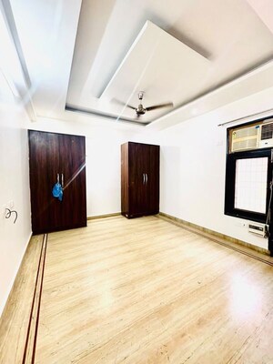 Room in 3 BHK Builder Floor at Sector 46 – for Rent