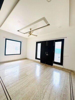 Room in 3 BHK Builder Floor at Sector 46 – for Rent