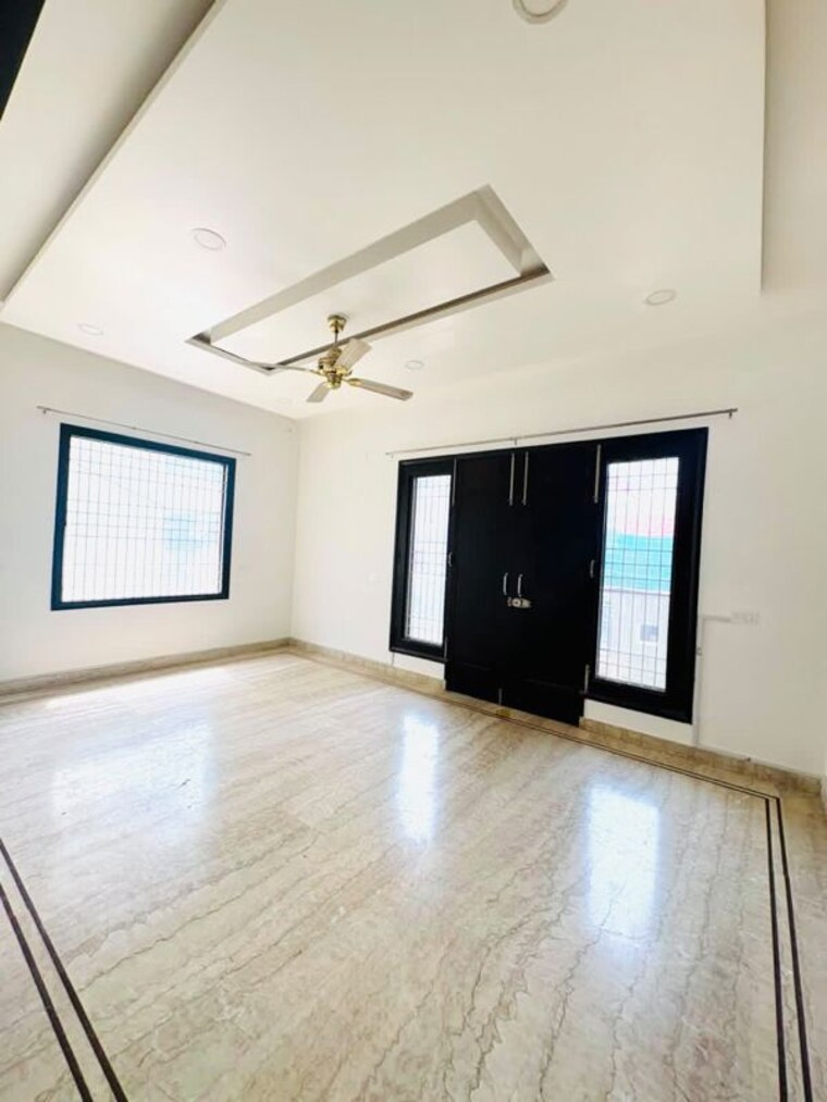 Room, sector 46 3 Bedroom 2000 Sq.Ft. Builder Floor In Sector 46 Gurgaon 10729357
