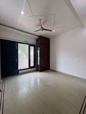 Room in 3 BHK Builder Floor at Sector 46 – for Rent