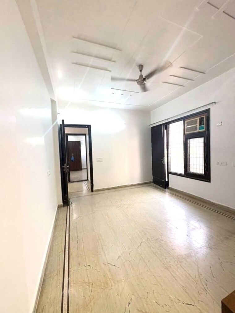 Room, sector 46 3 Bedroom 2000 Sq.Ft. Builder Floor In Sector 46 Gurgaon 10729357