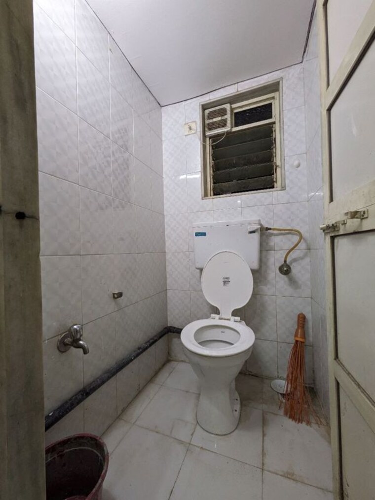 Bathroom, shri-bimla-apartment 2 Bedroom 665 Sq.Ft. Apartment In Andheri East Mumbai 10729518
