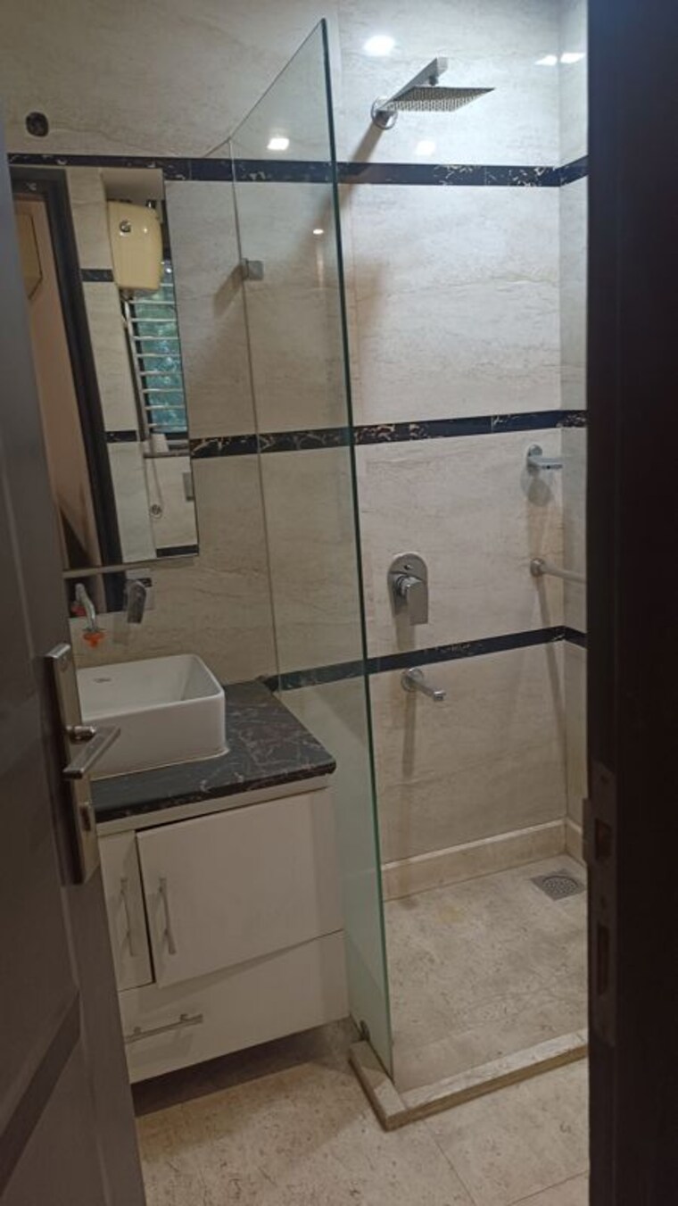 Bathroom, new rajinder nagar 3 Bedroom 1800 Sq.Ft. Builder Floor In New Rajinder Nagar Delhi 10729531