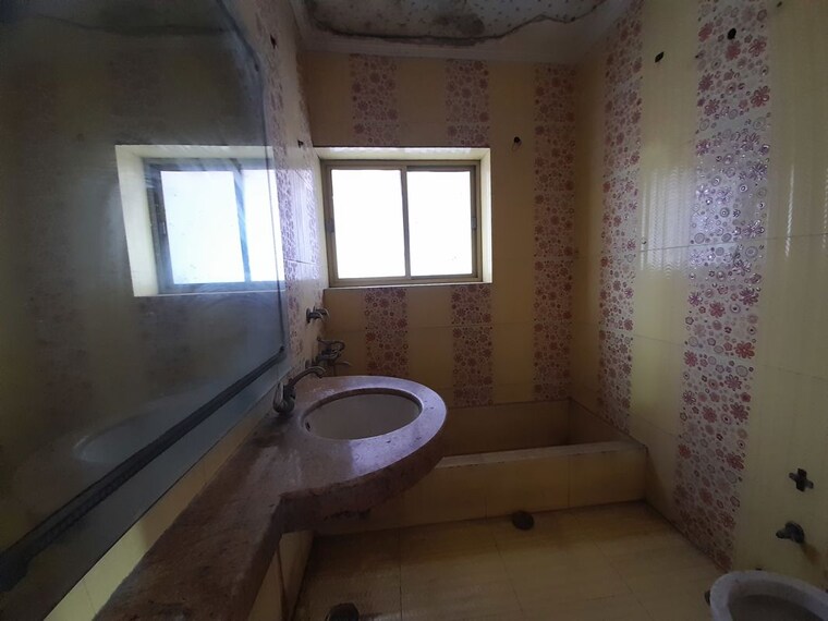 Bathroom, greater kailash i 3 Bedroom 208 Sq.Ft. Builder Floor In Greater Kailash I Delhi 10729537