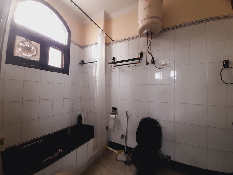Bathroom, greater kailash i 3 Bedroom 208 Sq.Ft. Builder Floor In Greater Kailash I Delhi 10729537