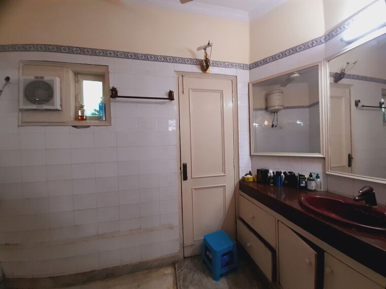 Bathroom, greater kailash i 3 Bedroom 208 Sq.Ft. Builder Floor In Greater Kailash I Delhi 10729537